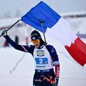 Julia Simon feiert den überlegenen Staffel-Sieg der Französinnen. © APA/afp / TOBIAS SCHWARZ