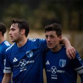 Kilian Bauernfeind wird von Edoardo Ghiotti (l.) nach dem Tor geherzt. © P. Schwienbacher (2)