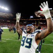 Leonard Williams célèbre la victoire avec ses fans. © APA / LACHLAN CUNNINGHAM