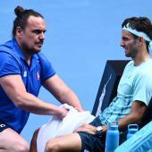 Lorenzo Musetti musste gegen Novak Djokovic verletzt aufgeben. © ANSA / JOEL CARRETT