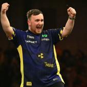 Luke Littler jubelt und legt sich mit den Fans an. © APA/AFP / BEN STANSALL