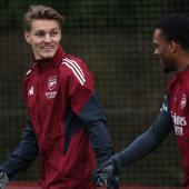 Martin Ødegaard (links) gastiert mit dem FC Arsenal in Mailand. © APA/afp / ADRIAN DENNIS