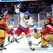 Mika Zibanejad (sous le maillot blanc) a marqué trois buts. © APA / CARMEN MANDAT