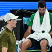 Novak Djokovic und Jannik Sinner stehen sich in der Rod Laver Arena gegenüber. © APA/afp / WILLIAM WEST