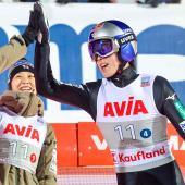 Nozomi Maruyama ließ sich für ihren Sieg feiern. © APA/afp / GEIR OLSEN