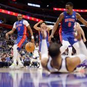 Russell Westbrook  (am Boden) steckt mit den Kings in einer Krise. © APA / REY DEL RIO