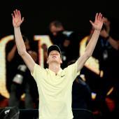 Titelverteidiger Jannik Sinner ist seit zwei Jahren bei den Australian Open ungeschlagen. © APA/afp / MARTIN KEEP