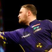 Titelverteidiger Luke Littler ist der Favorit. © APA (AFP) / BAS CZERWINSKI