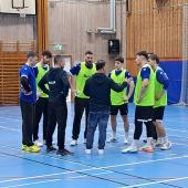 Trainer Bob Hanning (Mitte) gibt taktische Anweisungen beim Abschlusstraining. Links neben ihm Assistent Jürgen Prantner.