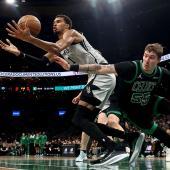 Wembanyama Victor erwischt einen Ball vor Baylor Schleierman. © APA / WINSLOW TOWNSON