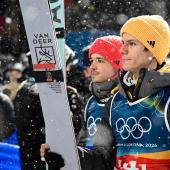 Andreas Wellinger (vorne) und Philipp Raimund verpasste eine Medaille um 17 Zentimeter. © APA/afp / TOBIAS SCHWARZ