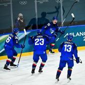 Cristano DiGiacinto, Giovanni Morini, Dustin Gazley und Matt Bradley (v.l.) freuen sich über einen Treffer. © APA/afp / JULIEN DE ROSA