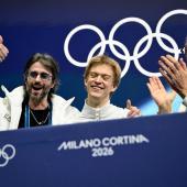 Daniel Grassl (Mitte) freut sich, nachdem die Jury seine Punktzahl veröffentlichte. © APA/afp / WANG ZHAO