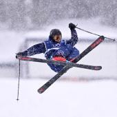Der britische Freestyler Gus Kenworthy protestiert gegen die US-Einwanderungsbehörde (ICE). © APA/afp / KIRILL KUDRYAVTSEV