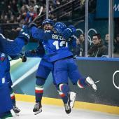 Die Südtirolerin Laura Lobis (hinten) jubelte mit Italien zum Olympia-Auftakt. © APA/afp / JULIEN DE ROSA