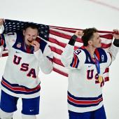 Die USA haben sich im Eishockey zum Olympiasieger gekrönt. © APA/afp / JULIEN DE ROSA
