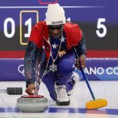 Ein seltener Anblick: Snoop Dog versucht sich als Curler. © Getty Images Europe / Richard Heathcote