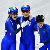 Elisa Confortola, Pietro Sighel et Arianna Fontana (de gauche à droite) célèbrent leur médaille d'or. © APA/afp / JULIEN DE ROSA
