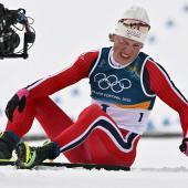 Erschöpft aber glücklich: Johannes Klaebo im Ziel. © APA/afp / JAVIER SORIANO