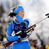 Hannah Auchentaller vise une médaille avec l'équipe italienne de relais féminin. © FELICE CALABRO' / Felice Calabro'