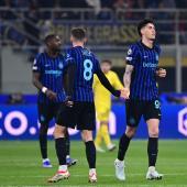 Inter (rechts mit Alessandro Bastoni) ist gegen Bodö/Glimt aus der Champions League ausgeschieden. © APA/afp / PIERO CRUCIATTI