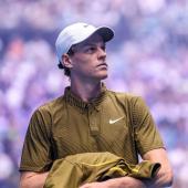 Jannik Sinner dürfte bei Olympia 2026 eine offizielle Rolle zuteil werden. © APA/afp / MARTIN KEEP