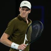 Jannik Sinner greift am Montag wieder ein. © APA/afp / IZHAR KHAN