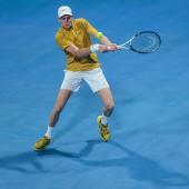 Jannik Sinner ist eine Runde weiter. © APA/afp / KARIM JAAFAR
