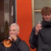 Jannik Sinner (r.) und Bebe Vio als Fahrkarten-Kontrolleure am Bahnhof in Mailand. © Screenshot