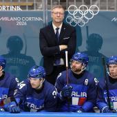 Jukka Jalonen (hinten), der Cheftrainer der Azzurri ist zufrieden. © ANSA / FAZRY ISMAIL