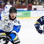 Kapitän Paul Eisendle (links) gewann mit Sterzing am 26. Dezember beim amtierenden Meister. Nun gastieren die Broncos erneut bei Zell am See. © EK Zeller Eisbären
