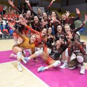 Katja Eckl (hintere Reihe, Zweite von links) und Busto Arsizio bejubeln den Play-off-Einzug.