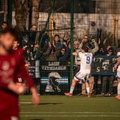 Manuel Brusco (hier am Zaun) fällt eine Weile aus. © FC Obermais