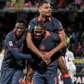 Marcus Thuram trägt Torschütze Andy Diouf auf seinem Rücken. © ANSA / MATTEO BAZZI