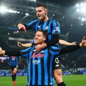 Mario Pasalic lässt sich von Nikola Krstovic feiern. © ANSA / MICHELE MARAVIGLIA