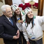 Marion Oberhofer (à droite) prend un selfie avec Andrea Vötter (au centre) et Sergio Mattarella. © ANSA / Paolo Giandotti
