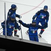 Matilde Fantin (vorne) ließ sich feiern. © APA/afp / JULIEN DE ROSA