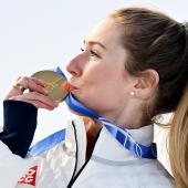 Mikaela Shiffrin mit ihrer Goldmedaille in Cortina. © APA / HANS KLAUS TECHT