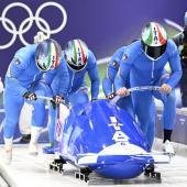 Patrick Baumgartner (vorne) und seine Crew liegen auf dem fünften Platz. © ANSA / DANIEL DAL ZENNARO