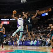 Precious Achiuwa (Mitte) und die Kings können doch noch gewinnen. © APA / RONALD CORTES