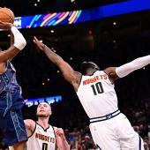 Shai Gilgeous-Alexander (links) gewann mit Oklahoma das Topspiel. © APA / JOSHUA GATELEY