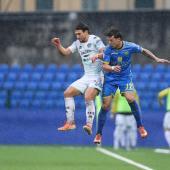 Simone Davi (links) hatte gegen Simone Zanon einen schweren Stand. © Carrarese Calcio