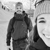 Ein Ski-Paar im Babyglück.