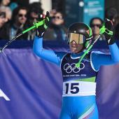 Sofia Goggia jubelt über eine Medaille. © APA/afp / TIZIANA FABI