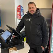 Stefan Kobler schaut im Medien-Catering nach dem Rechten.