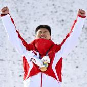 Wang Xindi jubelt über Gold. © APA/afp / JEFF PACHOUD