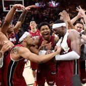 Bam Adebayo wurde von seinen Mitspielern gefeiert. © APA / MEGAN BRIGGS