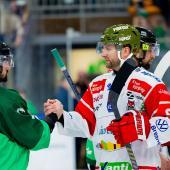 Bozens Luca Frigo (rechts) sieht seinen Nationalmannschaftskollegen Alex Petan in den Playoffs wieder. © Filip Barbalic