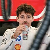 Charles Leclerc versteht die Ferrari-Welt nicht mehr. © APA/afp / PHILIP FONG
