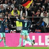 Deniz Undav (links) jubelte vor seinen Fans in Stuttgart. © APA/afp / THOMAS KIENZLE